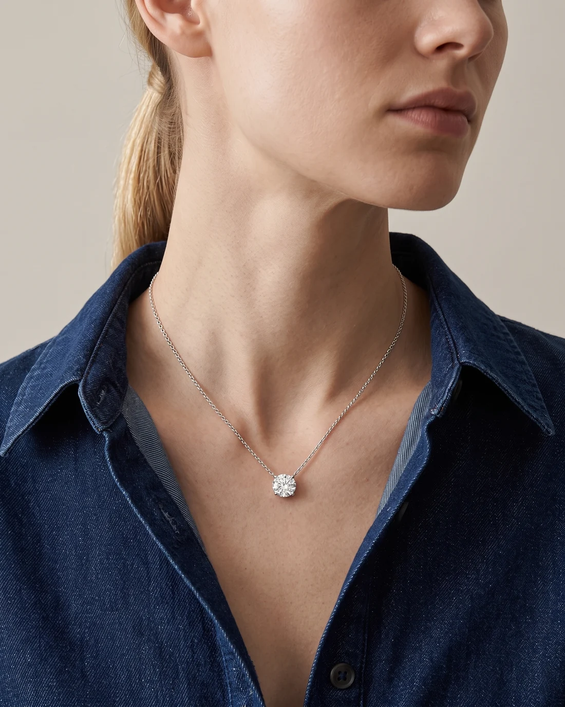 ORTIGAS Round Pendant necklace, worn on the neck